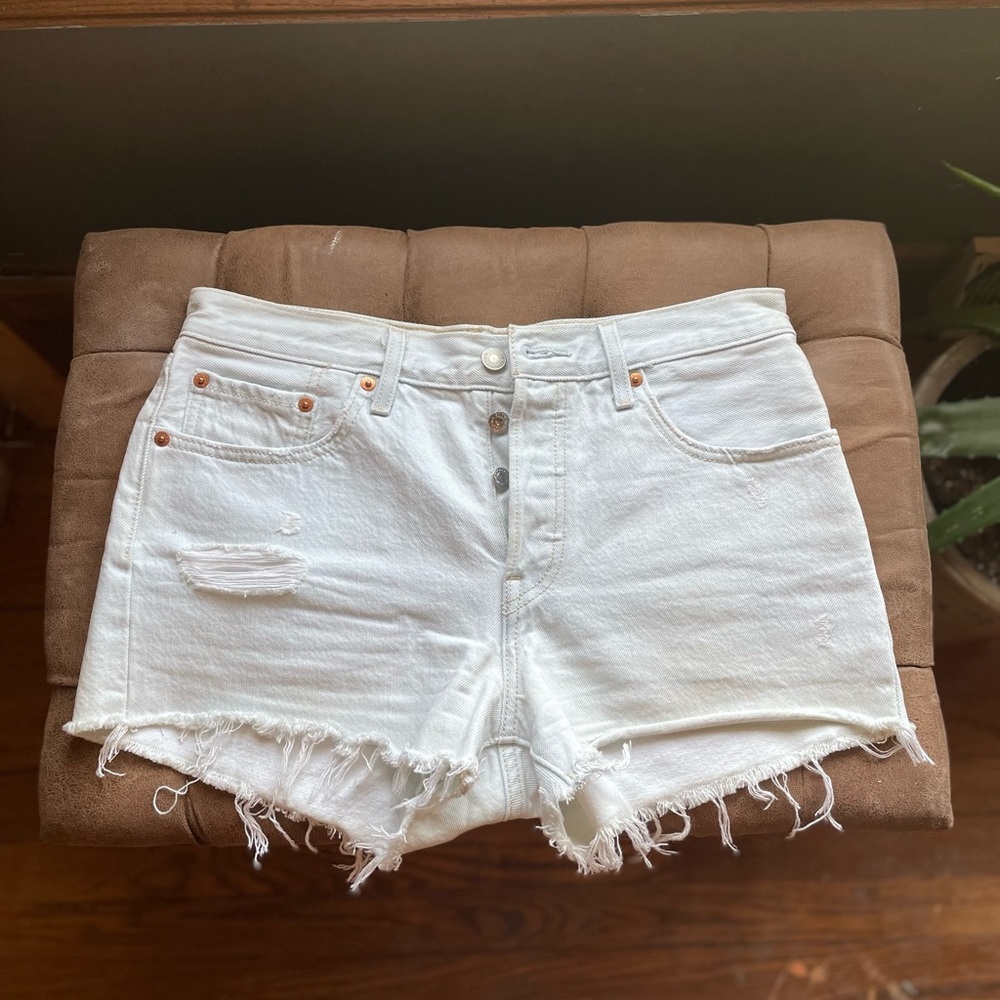 Light wash women’s Levi’s jean shorts
